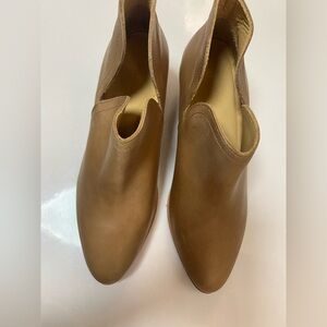 NISOLO MIA ankle Boots. NWOB. Tan size 7.5. Gorgeous leather.